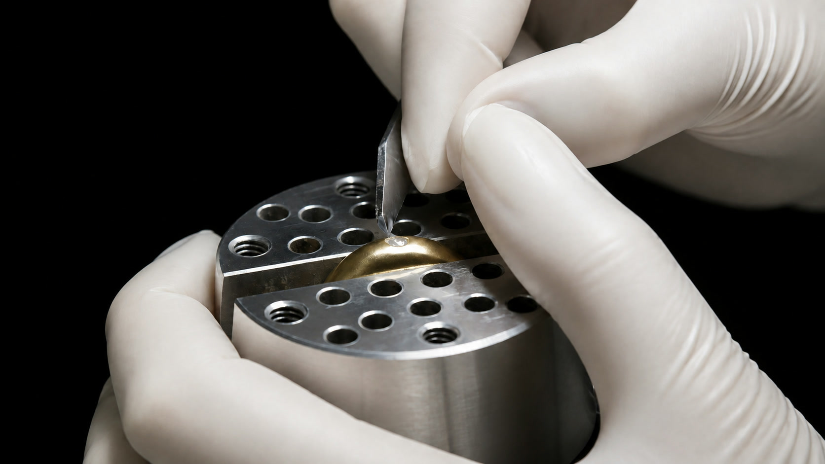 Précision artisanale pour le sertissage de joaillerie